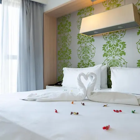 Doubletree By Hilton Жирона