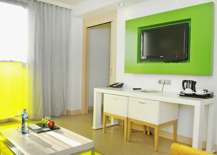 Готель Doubletree By Hilton Жерона